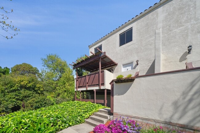 Building Photo - 1706 Dalessi Dr