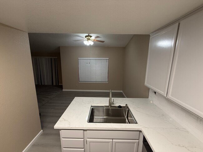 Comedor con suelo nuevo - 1102 Cedar Creek Dr