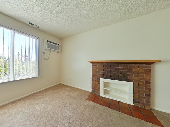 Building Photo - 3 Bedroom Apartment ~ Albany ~ Small Pet F...