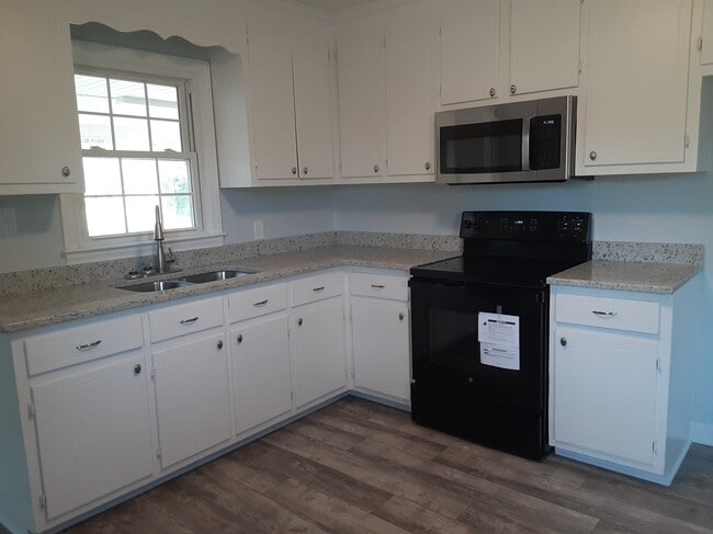 Building Photo - 2916 Camberley Dr