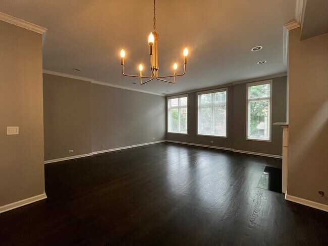 Foto del edificio - 540 W Oakdale Ave