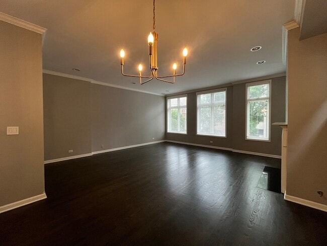 Building Photo - 540 W Oakdale Ave