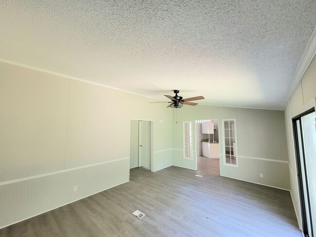 Foto del edificio - Stunning 3-bedroom, 2-bathroom home locate...