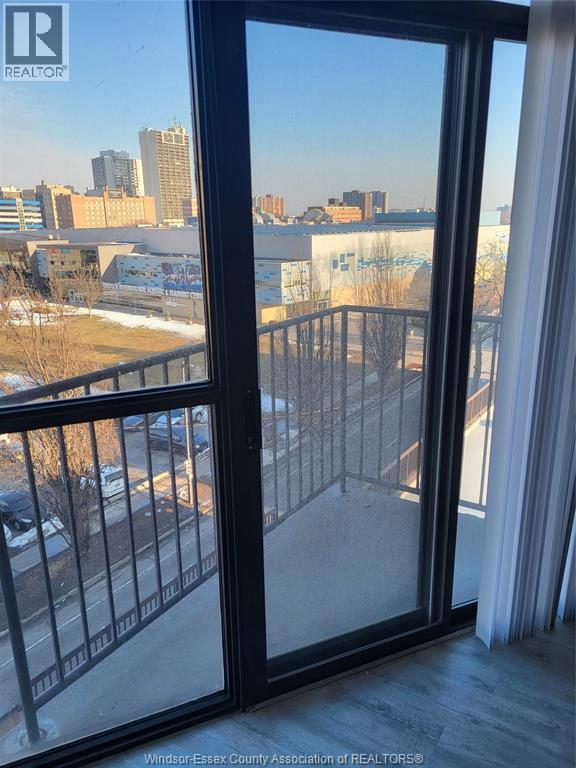 Photo du bâtiment - 515 Riverside Dr W