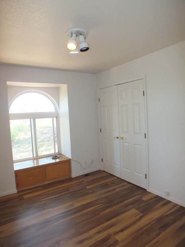 Building Photo - Apple Hill 3/2 cottage