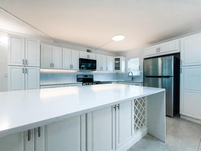 Building Photo - 7625 Sun Island Dr S