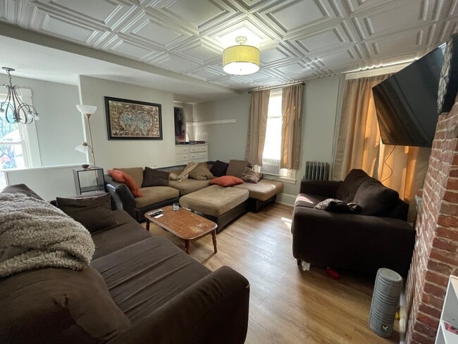 Building Photo - 75 Roberts St