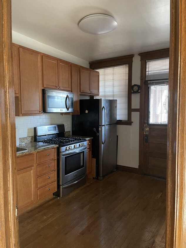 Stainless steel appliances - 5917 W Midway Park