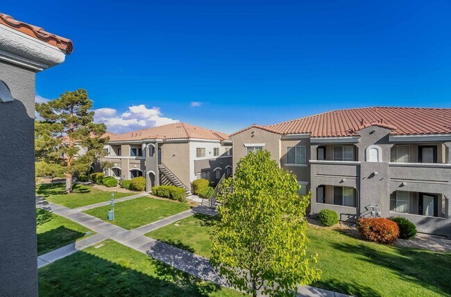 Foto del edificio - 3 Bedroom Open Layout Condo in Gated Commu...