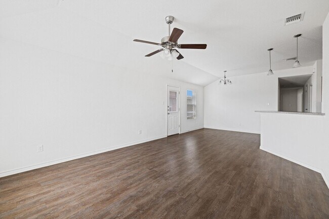Building Photo - 903 Lasso Dr