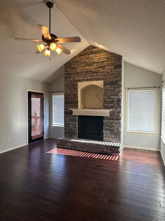 Building Photo - Beautiful Modern Home w/3 Car Garage, Fenc...