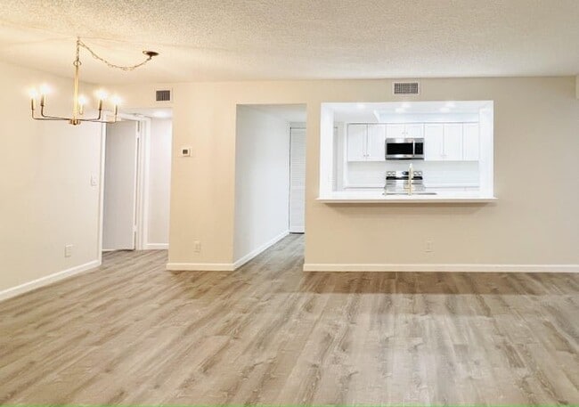 Building Photo - 500 Egret Cir