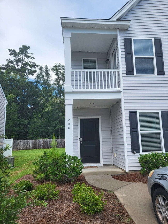 Building Photo - "Spacious Fully Furnished 4-Bedroom Townhouse in Summerville with 3 Full Baths – Your Perfect Fam...