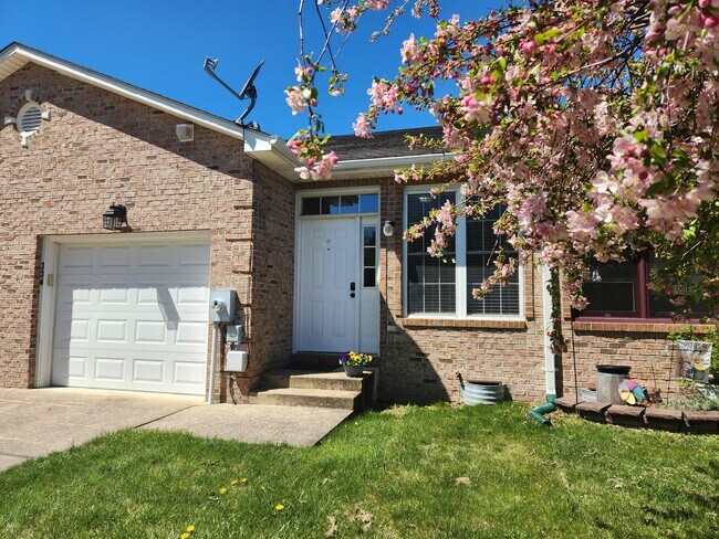 Fotografía del edificio - 334 Lora Dr