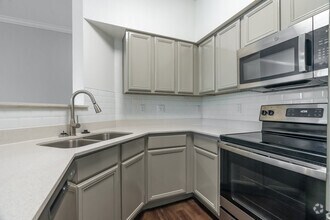 1BR, 1BA - 808SF - Kitchen - Edgewater