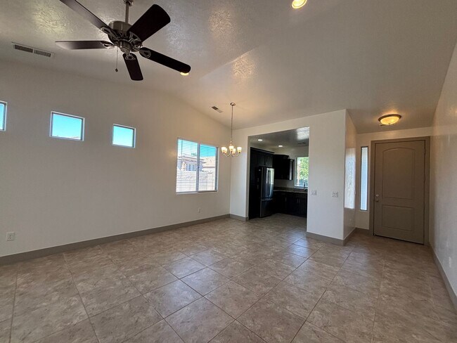 Building Photo - SPACIOUS HOME FOR RENT!