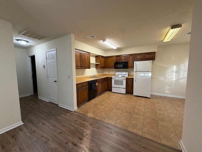 Building Photo - 1337 Kent Dr