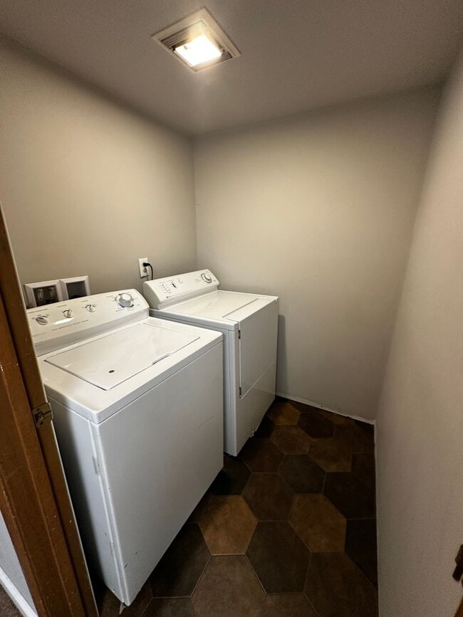 Building Photo - 326 S. First St.