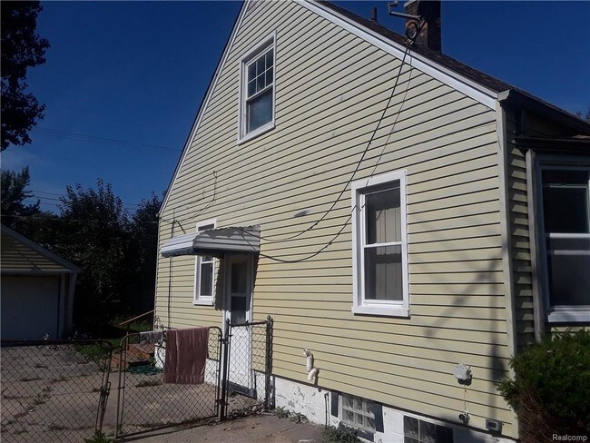 Building Photo - 5055 Farmbrook St