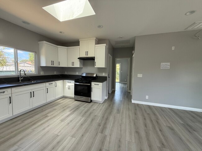 Foto del edificio - 6731 Burnham Ave