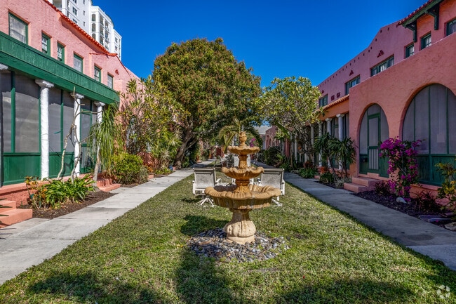 Courtyard - Spanish Oaks Apartments