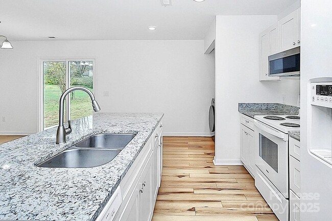 Building Photo - 601 Apple St