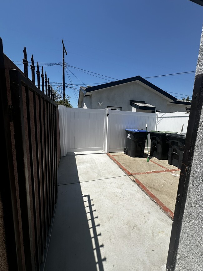Building Photo - 2134 Park Dr