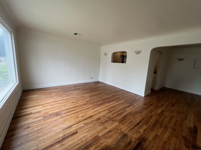 Building Photo - 540 Tangent St