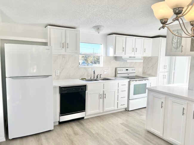 Building Photo - 14051 SE 63rd Ter