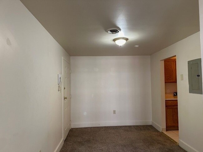 Building Photo - 2nd Floor 1 Bed 1 Bath Apt Located On 2nd ...