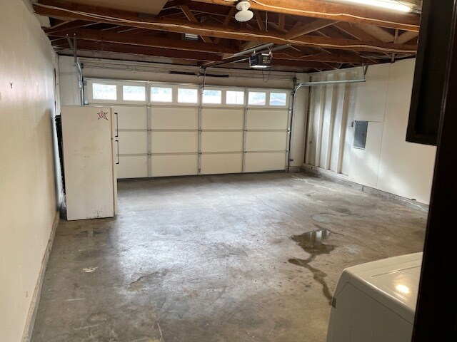 Garaje doble con puerta automática. - 16520 Linden Ave N