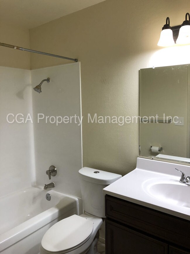 Beautiful 2/1 Duplex For Rent! Townhome Rentals in Sacramento CA