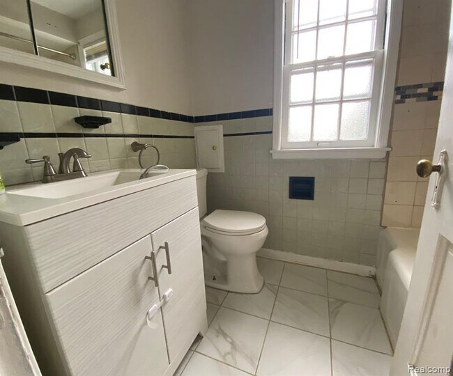 Building Photo - 3858 Brewster St