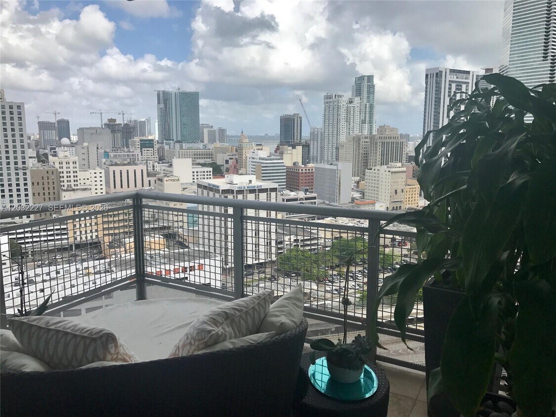 Foto del edificio - 350 S Miami Ave
