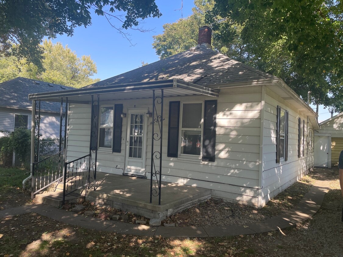 104 S West St, Stonington, IL 62567 House Rental in Stonington, IL