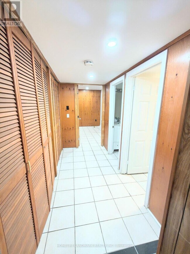 Photo du bâtiment - 100 Kingslake Rd