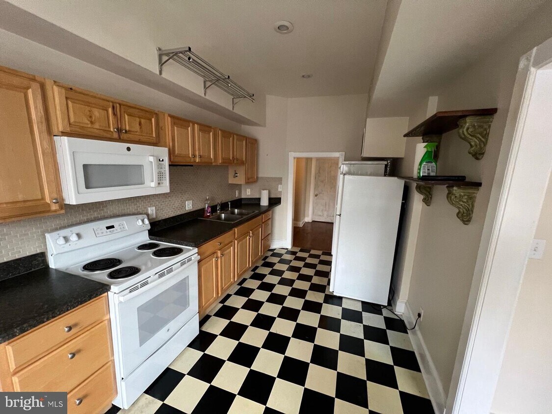 4 W Cork St Unit 2, Winchester, VA 22601 Room for Rent in Winchester