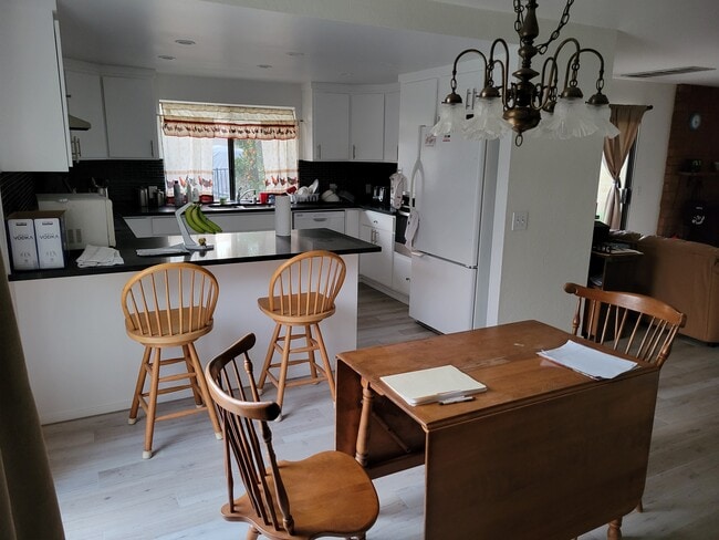 Foto del edificio - 4529 Emerald Ave