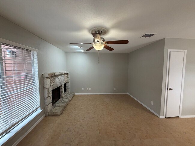 Foto del edificio - NICE 1 BR CONDO IN DESIRED GATED COMMUNITY*EASY ACCESS TO I35, 410, AND SHOPPING*APPLIANCES INCLU...