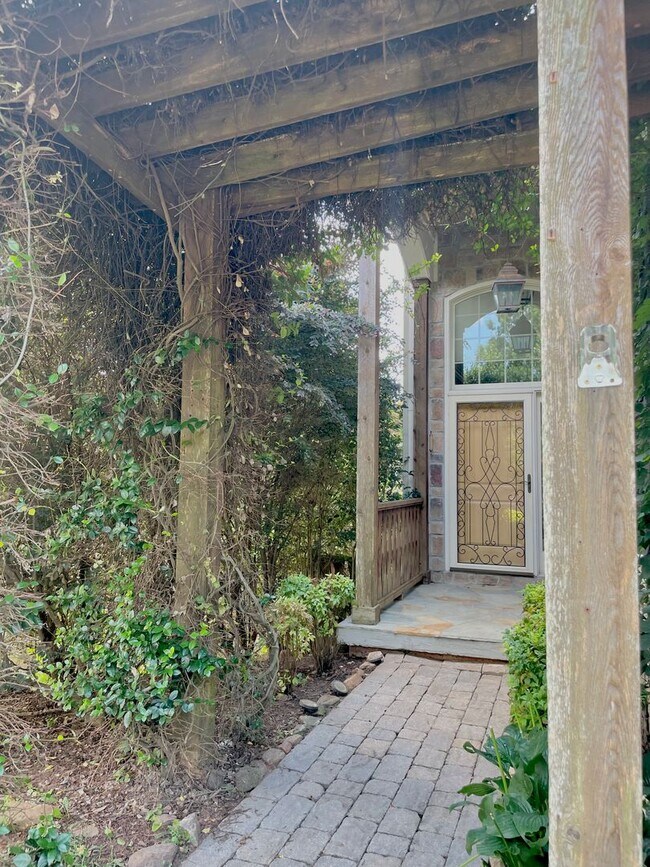 Building Photo - 253 Solamere Ln