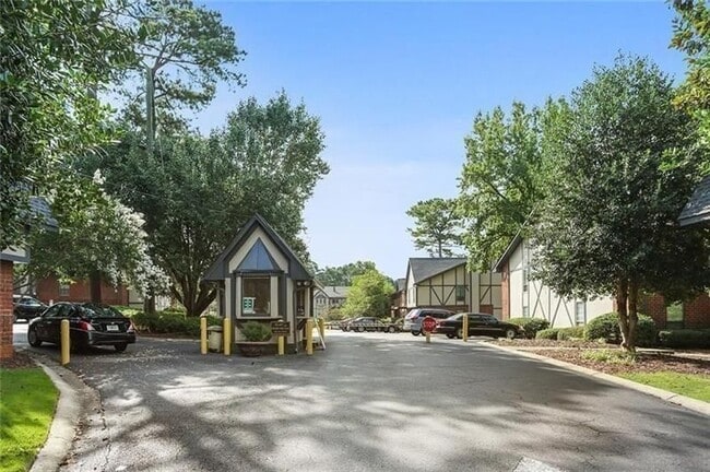 Building Photo - 6851 Roswell Rd NE