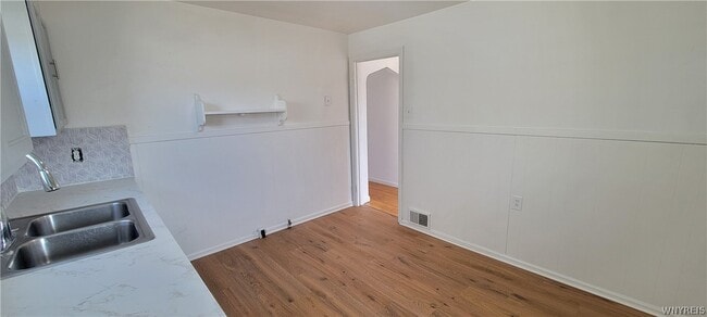 Building Photo - 3553 Sherwood Ave