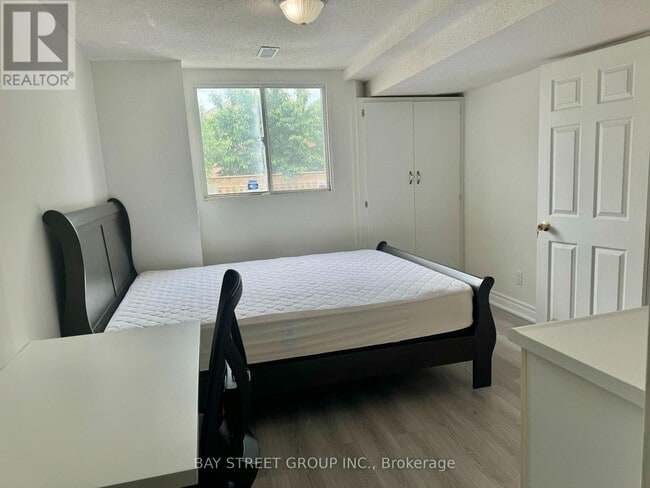 Building Photo - 8 Queensgate Ct