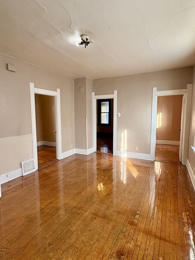 Building Photo - 207 E Burleigh St