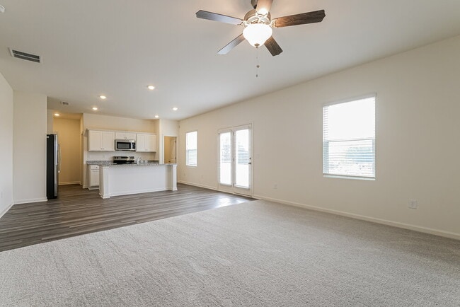 Building Photo - 208 Long Dr