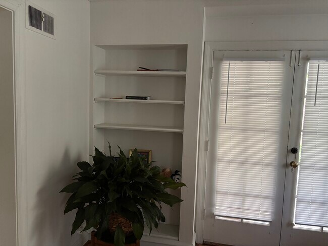 Foto del edificio - 9323 Crawford Ave