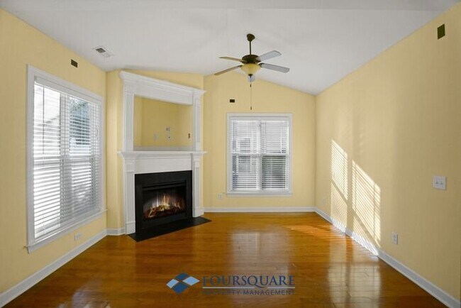 Foto del edificio - Lovely End-Unit Townhome with Office Space, Fenced Yard & Garage – Minutes from Downtown Raleigh