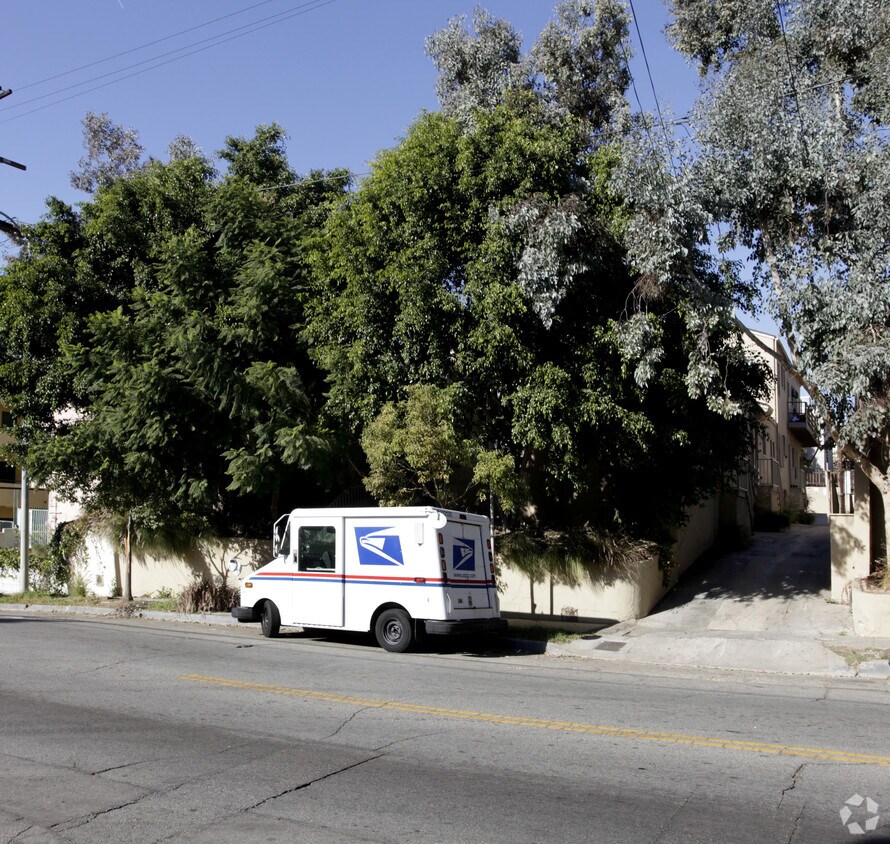 Primary Photo - 3951-3953 3/4 Melrose Ave
