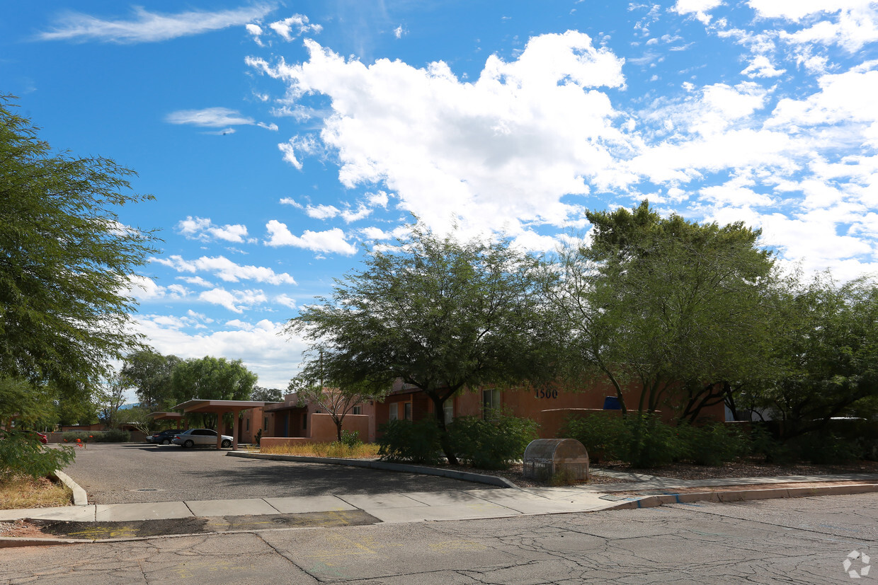 Building Photo - 1500 N Catalina Ave