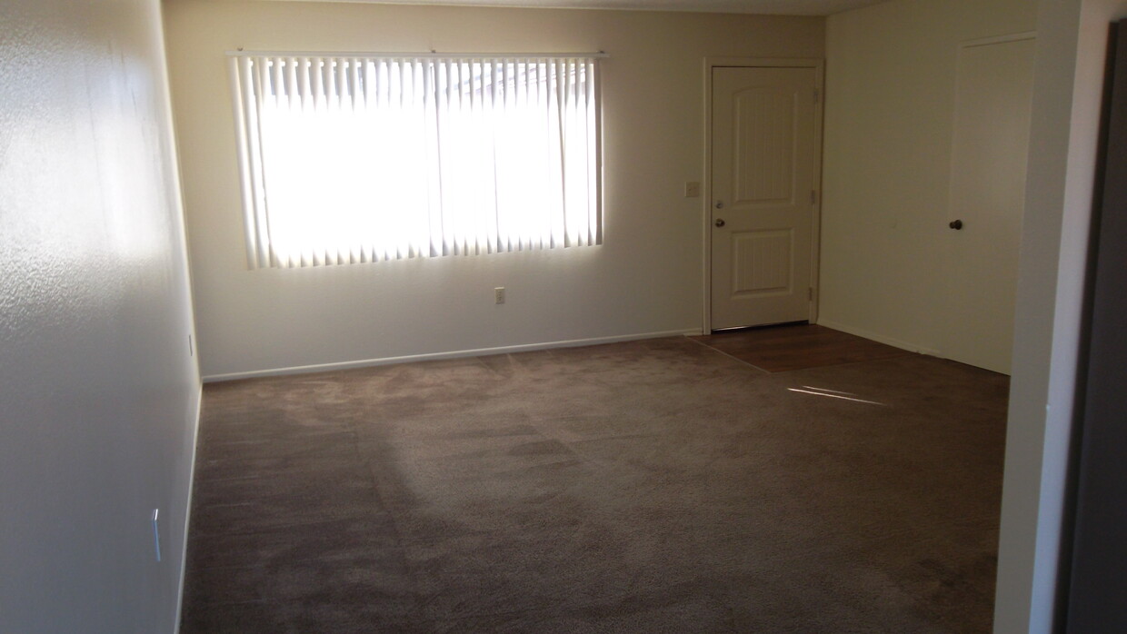 living room - 16572 Regina Cir